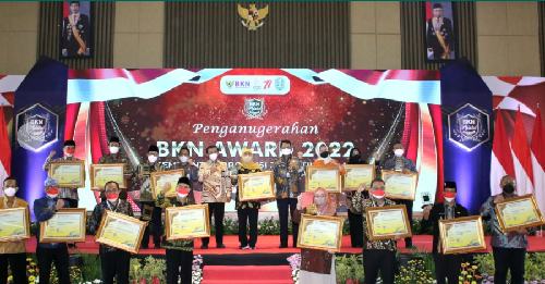 Pemkab/Pemkot dan Provinsi Borong 32 Penghargaan BKN Award 2022, Begini Kata Gubernur Khofifah