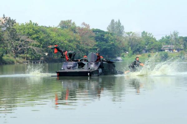 Ranpur Amfibi Nyaris Tenggelam, Prajurit Yonranratfib 2 Marinir Berlompatan Kedalam Air
