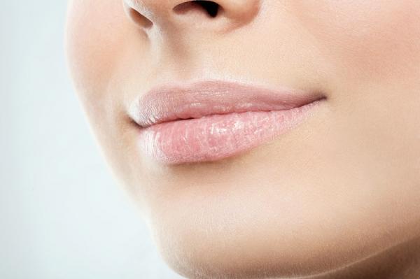 5 Arti Kedutan di Bibir atas Menurut Primbon Jawa