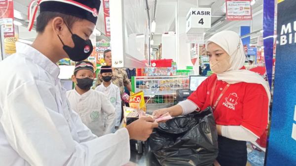 Jelang HUT RI, Taman Zakat Ajak Anak Yatim Belanja di Supermarket