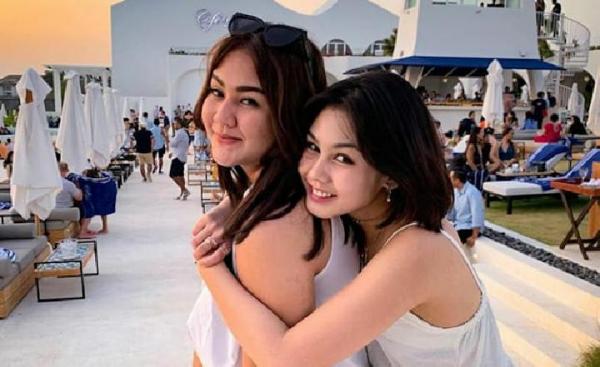 8 Pasangan Artis Adik Kakak yang Dikira Anak Kembar