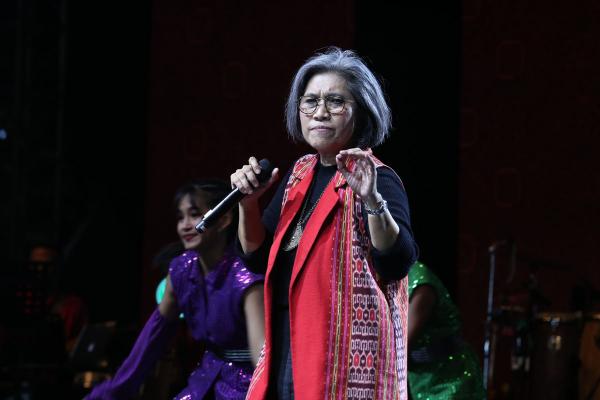 Indah Kurnia Tampil Energik di Konser 60 Tahun Indahnya Kebersamaan