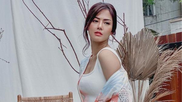 Potret Nita Gunawan Tebar Pesona Goda Netizen di Atas Ranjang: Morning Sayang..Siap Kejepit Cintamu