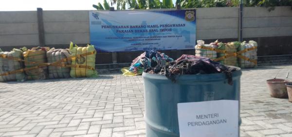 750 Bal Pakaian Impor Senilai Rp8 Miliar Dibakar Mendag di Karawang