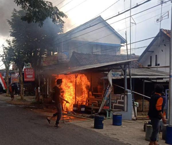 Kios POM Mini di Banyuwangi Terbakar, Pemilik Alami Kerugian Puluhan Juta