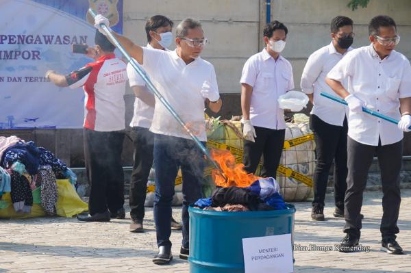 Awali Gerakan Jumat Bersih, Mendag Zulkifli Hasan Musnahkan 750 Bal Pakaian Bekas Senilai Rp 8,5 Mil