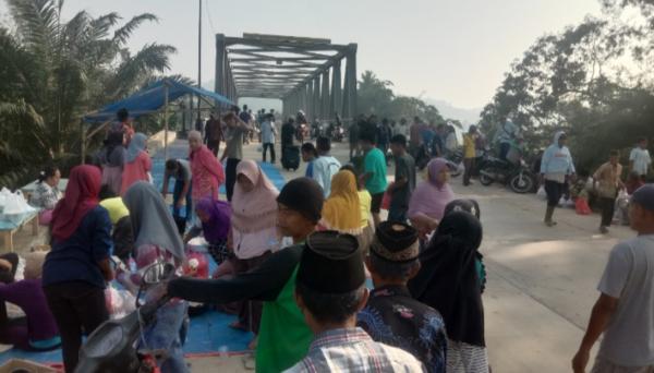 Masyarakat Margoyoso Dua Doa Bersama Di Dekat Jembatan Way Sekampung Panggung Rejo-Mataram