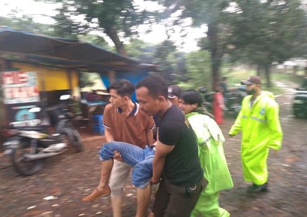 Sadis! Main HP saat Berteduh, 2 Orang Tersambar Petir di Bogor
