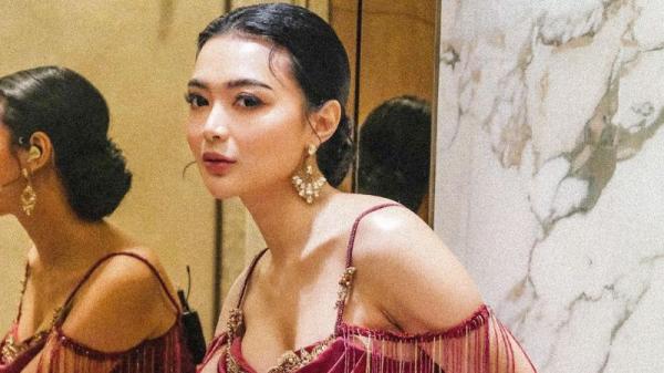 6 Gaya Seksi Wika Salim Pakai Dress Merah Bikin Geregetan, Netizen: Jandaku Makin Muah!