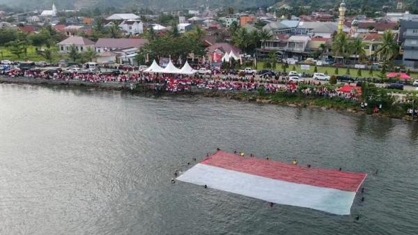 Luar Biasa Pertama di Indonesia, Bendera Merah Putih Raksasa Dikibarkan di Teluk Mamuju