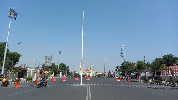 Waduh, Tiang Bendera Terpasang Ditengah-Tengah Jalan Pancasila Kota Tegal, Ada Apa Kira-Kira?