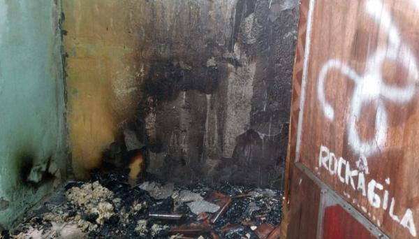 Sebuah Rumah Terbakar! Diduga Api Berasal Dari Kasur Dalam Kamar