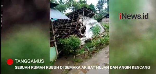 Video Rumah Warga Ambruk Akibat Hujan Angin di Lampung