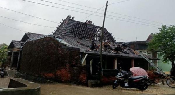 Puluhan Rumah Rusak Akibat Diterjang Angin Puting Beliung