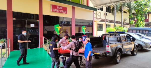 Pria Tewas di Samping Rel Dekat Stasiun Cilebut Bogor, Dievakuasi Bersama Babinkamtibmas dan Babinsa