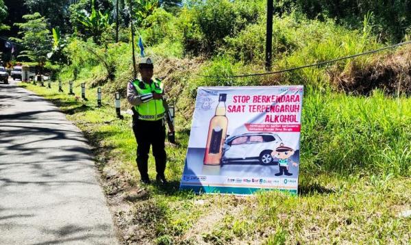 Keselamatan Berlalulintas, Satlantas Polres Tator Pasang Baliho, Komsumsi Miras Stop Berkendaraan!