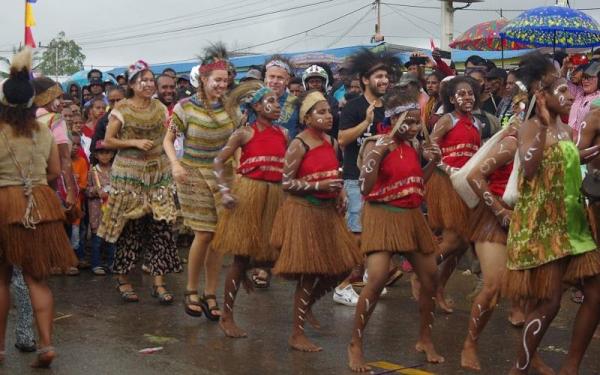 Tampilkan Tarian Khas Papua, WNA Belanda Ikut Meriahkan HUT RI di Boven Digoel