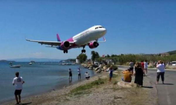 Viral Pesawat Terbang Rendah Nyaris Menghantam Kepala Wisatawan di Pinggir Pantai