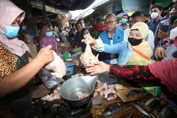 Mendag Zulhas Sambagi Pasar Dukuh Kupang Surabaya, Emak-Emak Girang