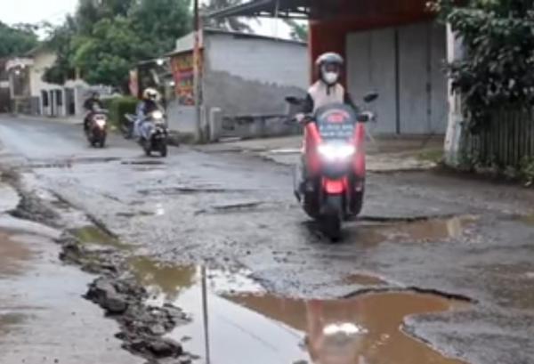 Akses Jalan ke Dua Pesantren Legenda di Garut Rusak Parah