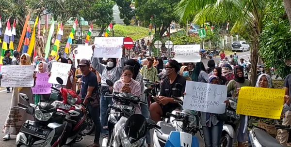 Sepi pengunjung, Ratusan Pelaku Wisata Pantai karapyak Tuntut Harga Tiket Masuk Diturunkan