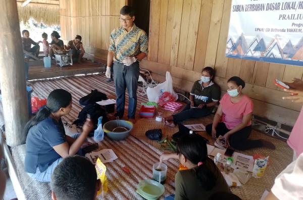 Pengelola Wisata 4 Wilayah di Sumba Timur Berlatih Buat Sabun Berbahan Herbal