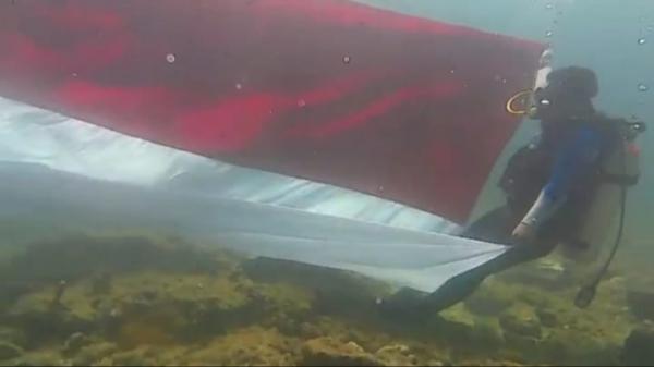 Video Pengibaran Bendera Merah Putih di Dasar Teluk Bone Hingga Menggapai Puncak Mercusuar Lutra.