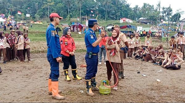 UPT Damkar Bungbulang Berikan Materi Fire Resque Pada Perkemahan Pramuka di Desa Hegarmanah