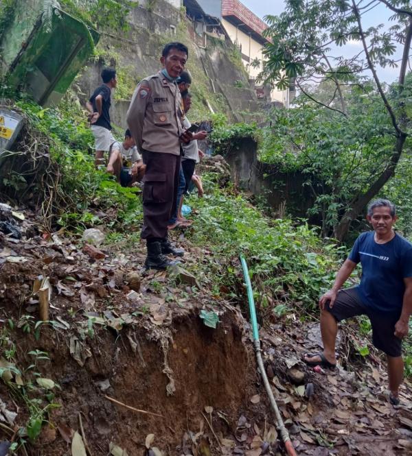 Mayat Tanpa Identitas Membusuk, Ditemukan Warga di Kolong Jembatan Kali Cipakancilan Bogor