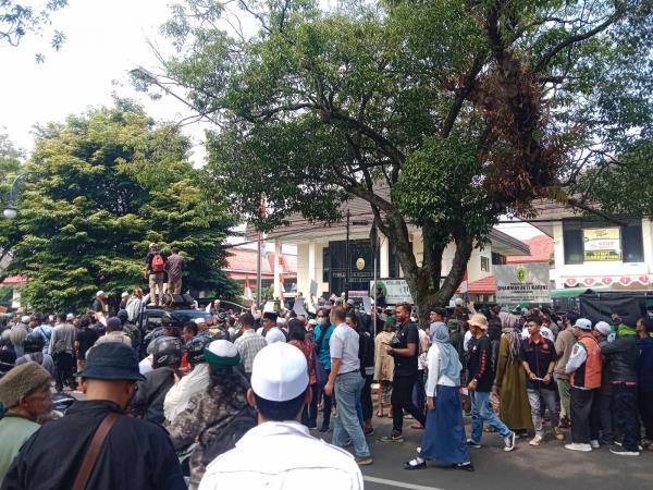 Sidang Vonis, Ribuan Pendukung Orasi di Depan PN Bandung: Habib Bahar Pejuang, Bukan Pecundang
