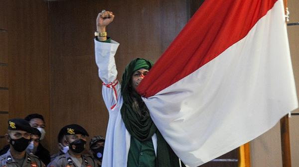 Bahar Bin Smith Cium Bendera Merah Putih Sambil Kepalkan Tangan