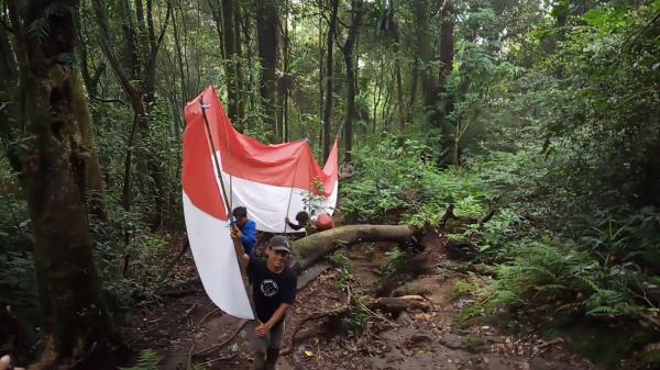 Luar Biasa! Warga dan Mahasiswa Kibarkan Bendera di Puncak Gunung Karang Pandeglang