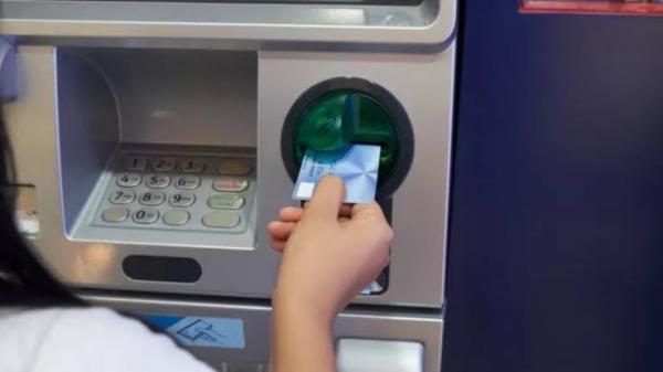 Selalu Tarik Uang Dini Hari di ATM, Membuat Pria ini Mendadak Kaya