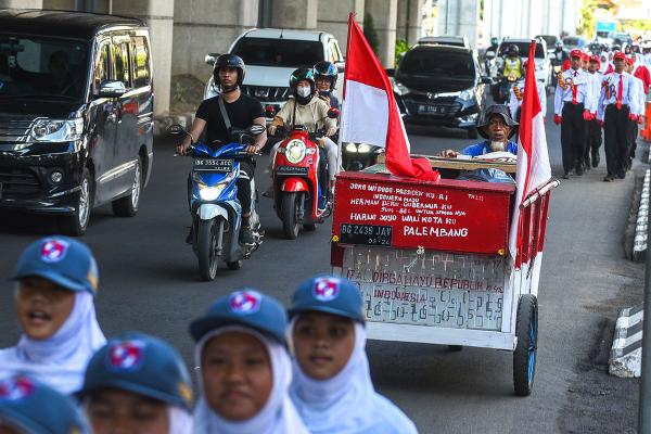 Langkah Peserta Gerak Jalan Tingkat SMA dan SMP di Palembang