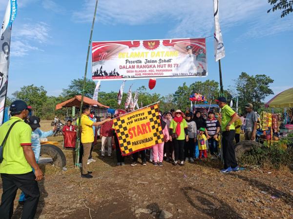 Warga Desa Glagah Probolinggo Jalan Sehat Bersama, Peringati HUT ke-77 RI