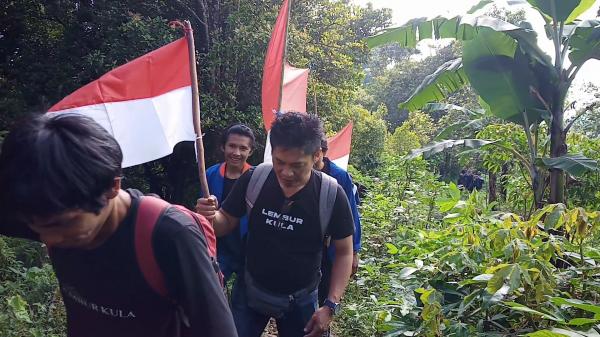 Mahasiswa Bersama Warga Kibarkan Bendera Merah Putih Sepanjang 25 Meter Diatas Gunung Karang