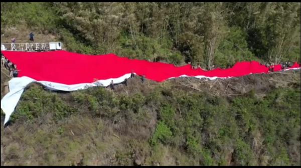 Bendera Merah Putih Raksasa Berkibar di Atas Bukit Wolo Ngadha, NTT
