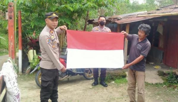 Sambut HUT RI ke-77 Polres Toraja Utara Bagikan Bendera Merah Putih Kepada Masyarakat