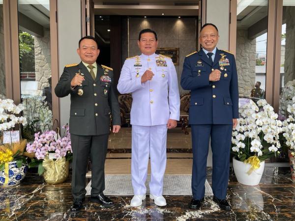 Hadiri Sidang Tahunan MPR, Tiga Pimpinan Matra TNI Terlihat Akrab di HUT RI ke-77