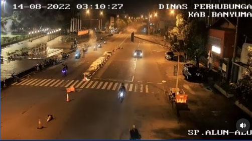 Aksi Gerombolan Gengster Lewat Alun-alun Purwokerto Tertangkap CCTV, Lempar Mercon Warga Berlarian