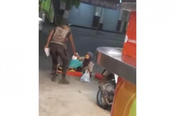 Viral! Anak Punk Beri Ayam Goreng pada Pengemis, Netizen: Definisi Bersedekah yang Sesungguhnya