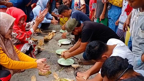 Meriahkan HUT Kemerdekaan RI, Bapak-bapak di Aceh Tenggara Ikut Lomba Parut Kelapa Tradisional