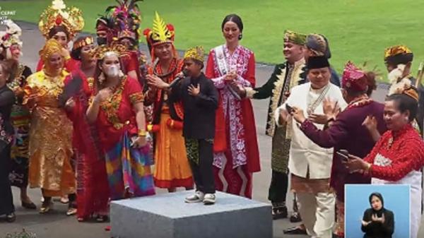Rayakan HUT RI, Menhan Prabowo Joget Lagu Campur Sari di Hadapan Jokowi