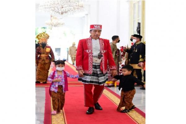 2 Cucu Presiden Jokowi Curi Perhatian Banyak Orang di Istana dan Netizen