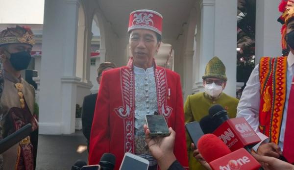 Presiden Joko Widodo Kenakan Pakaian Adat Buton Sultra Dolomani saat Upacara HUT ke-77 RI