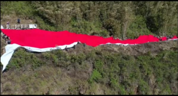 Bendera Merah Putih Raksasa Berkibar di Bukit Wolo Ngadha NTT