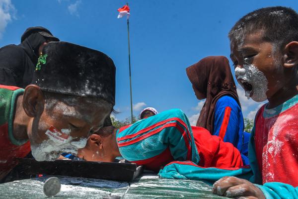 Raut Riang Warga Desa Tak Teraliri Listrik di Kabupaten Banyuasin saat Ikut Lomba Agustusan