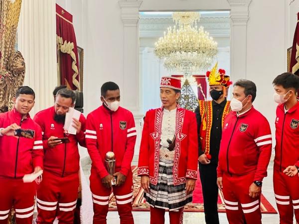 Presiden Jokowi Sempatkan Bertemu Timnas U-16 di Istana Merdeka, Sebelum Upacara