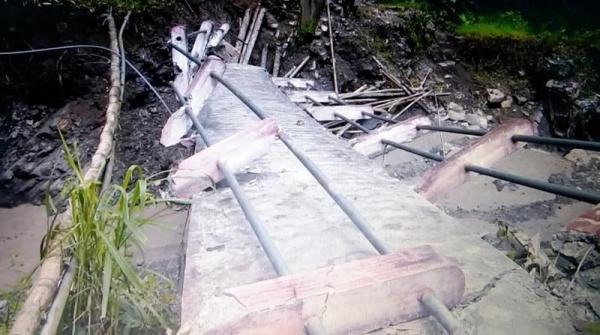 Diterjang Banjir, Jembatan Penghubung Putus, Warga Satu Dusun di Banjarnegara Terisolir