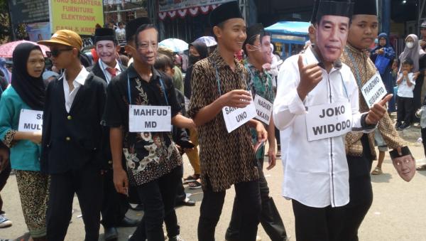Meriahkan HUT RI, Warga Labuan Membludak! Mulai dari Tuyul, Geng SCBD hingga Jokowi Turut Hadir